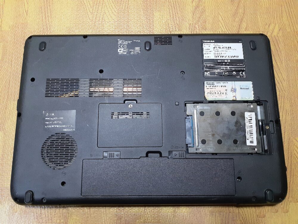 ノートパソコン（メーカー：TOSHIBAモデル：dynabook BX / 51L PABX51LLT）のHDD部分のカバーを外したとき